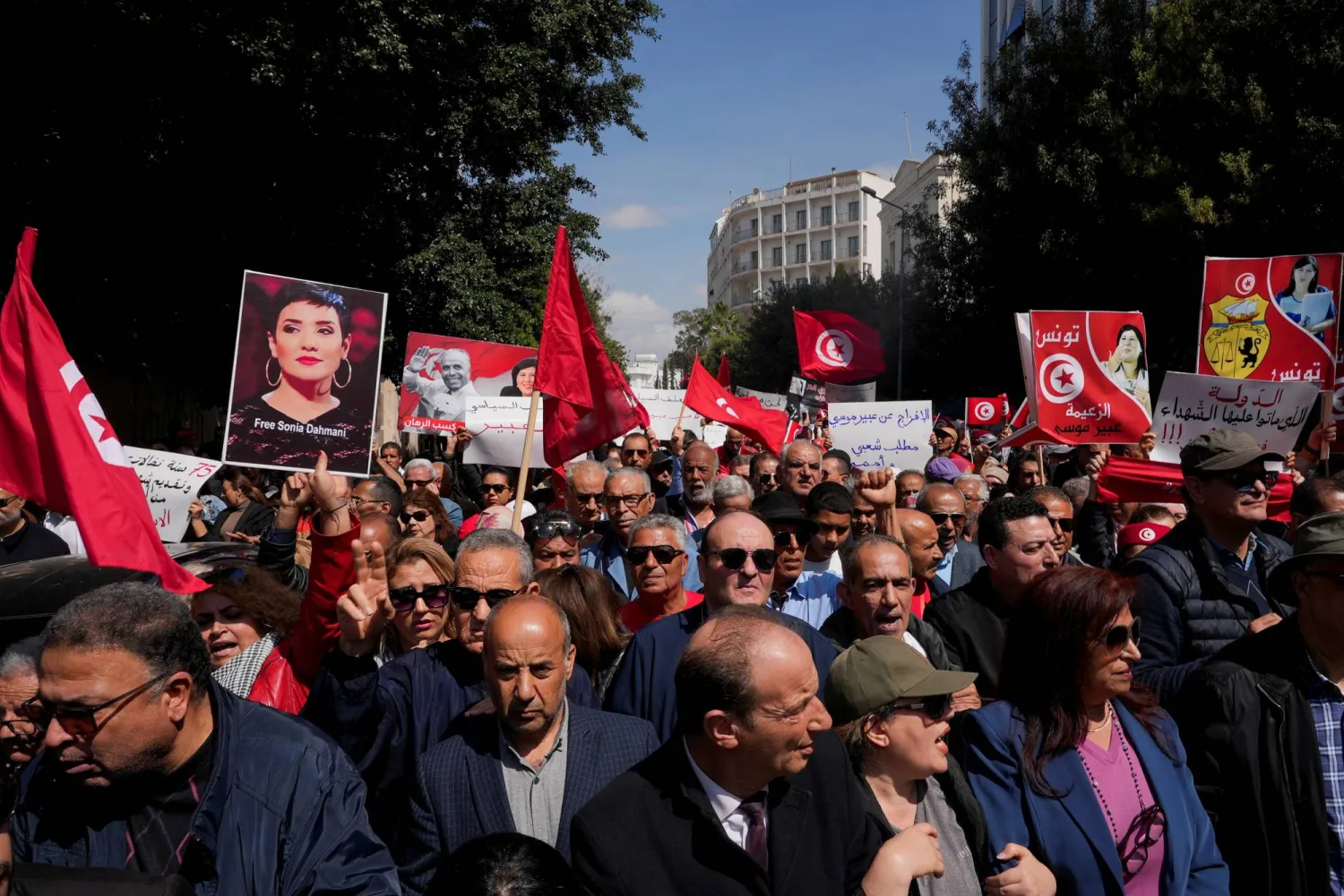 من مظاهرة نظَّمتها أحزاب المعارضة الأربعاء وسط العاصمة للمطالبة بإطلاق سراح المعتقلين السياسيين (رويترز)