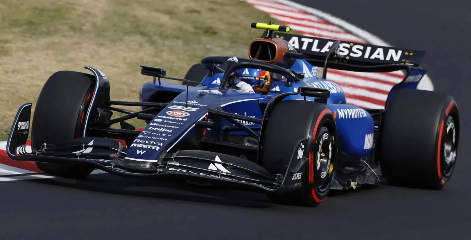 ساينز خلال مشاركته في سباق جائزة اليابان (إ.ب.أ)