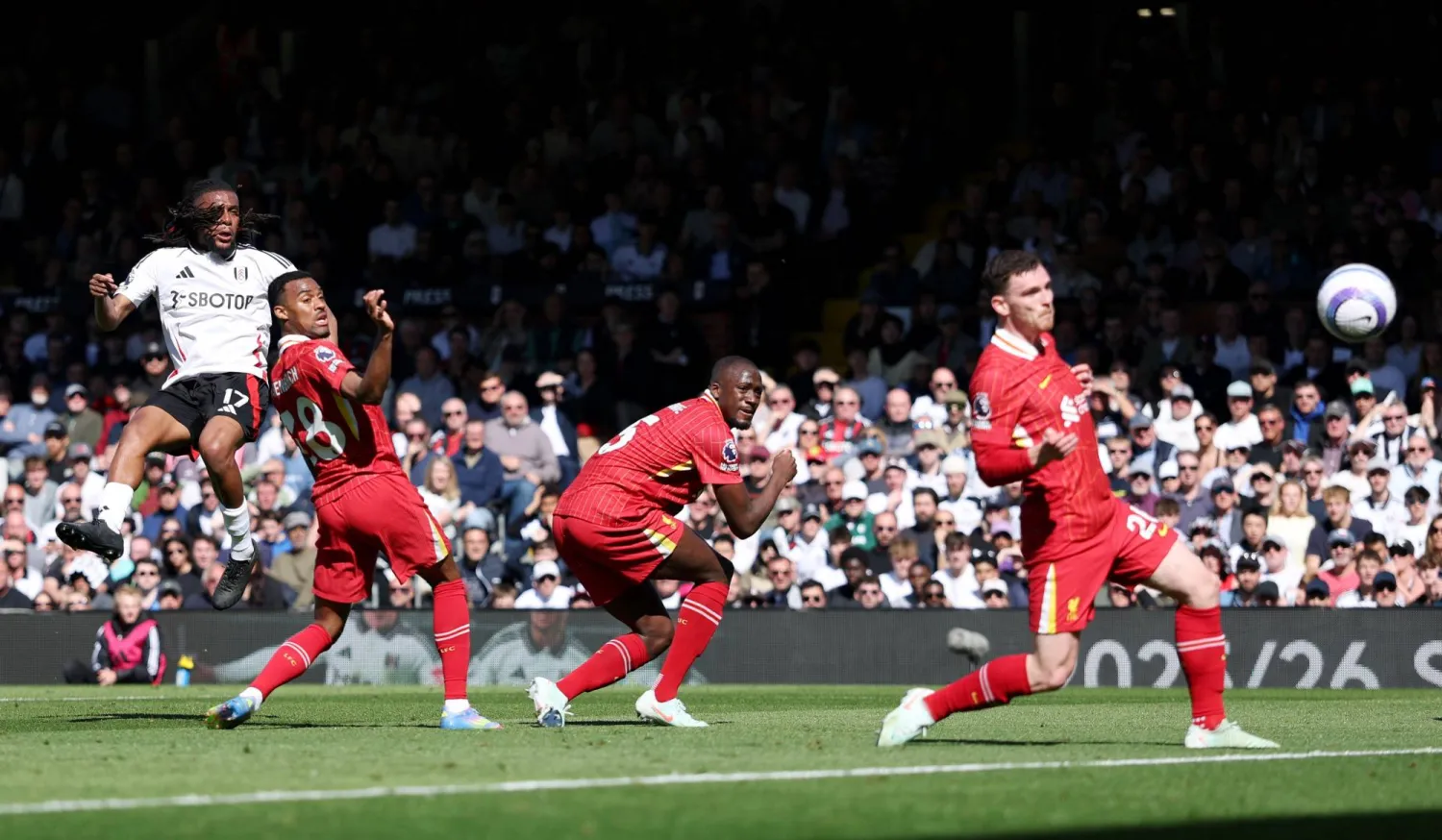 أليكس إيوبي يعاقب ليفربول بهدف فولهام الثاني (رويترز)