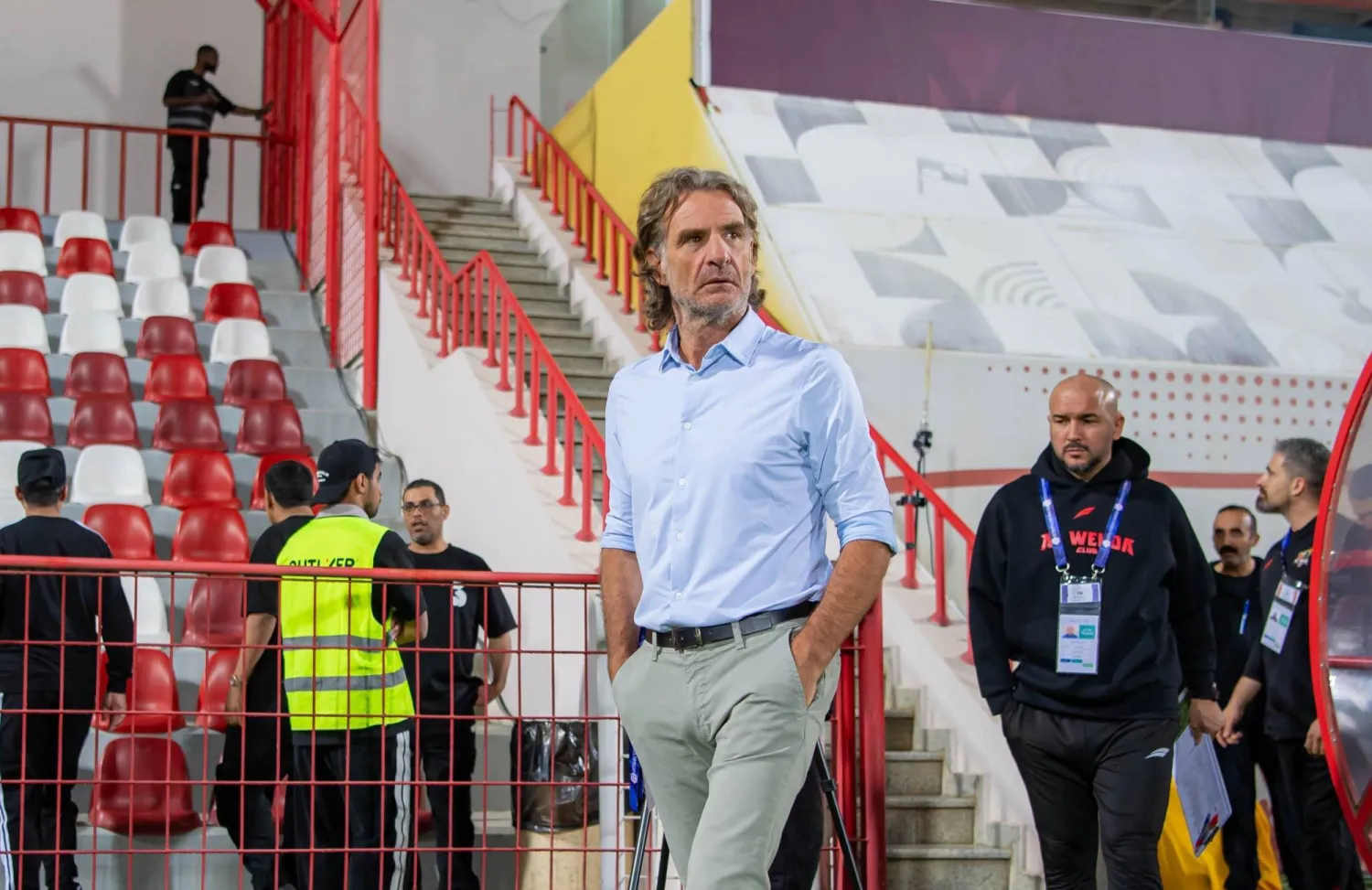 كارينيو مدرب فريق الوحدة (المركز الإعلامي للنادي)