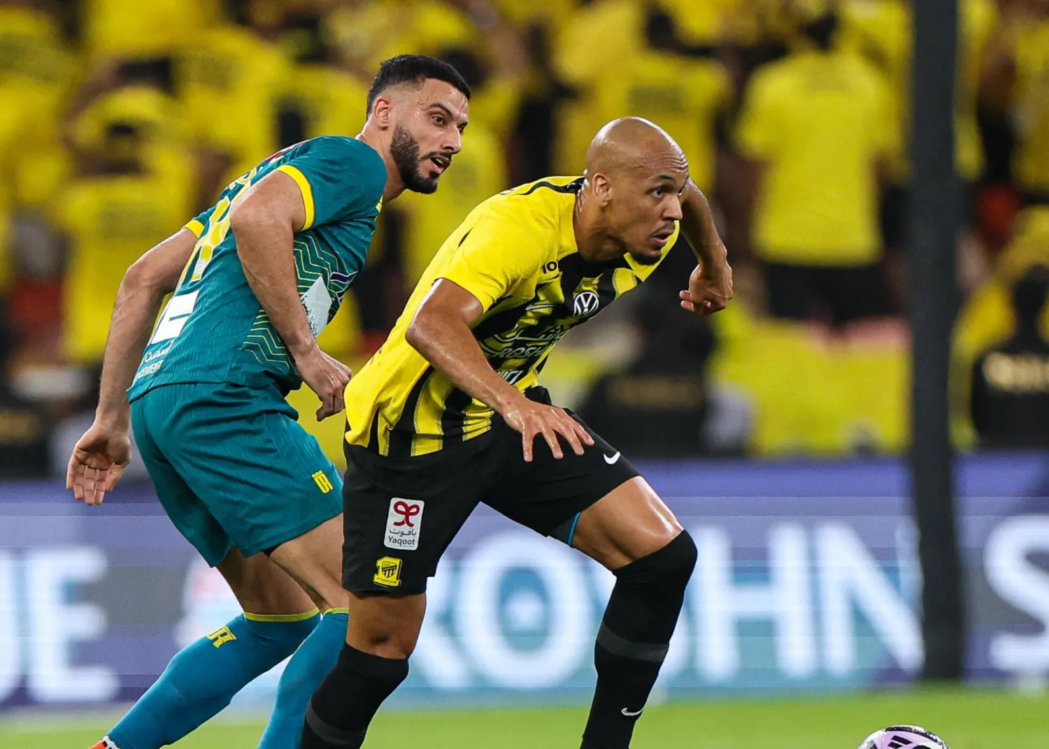 فابينيو لاعب الاتحاد في صراع مع عمر السومة لاعب العروبة (نادي الاتحاد) 