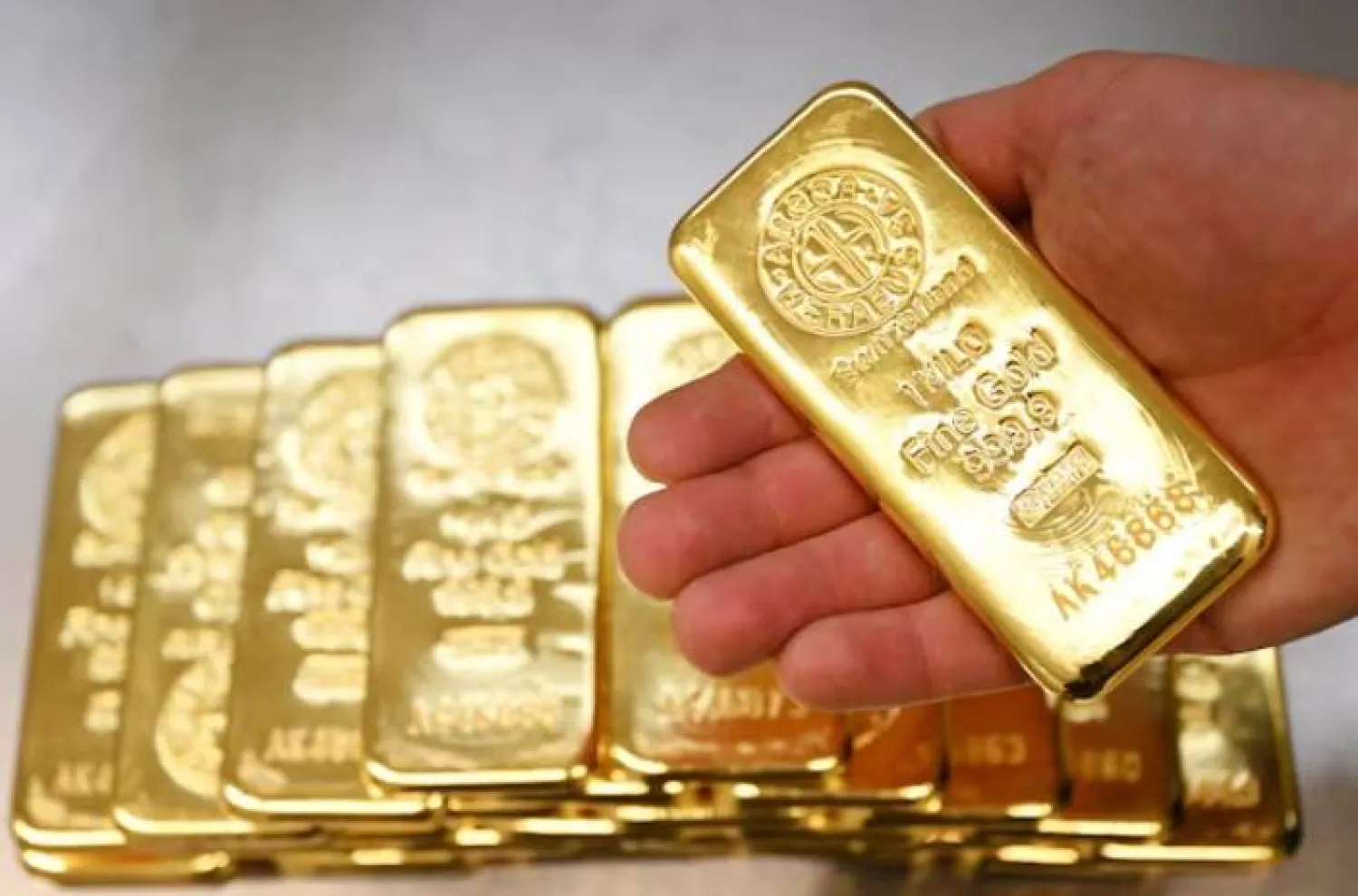 سبائك ذهبية مكدسة في غرفة صناديق الودائع الآمنة في دار الذهب «برو أوروم» في ميونيخ (رويترز)