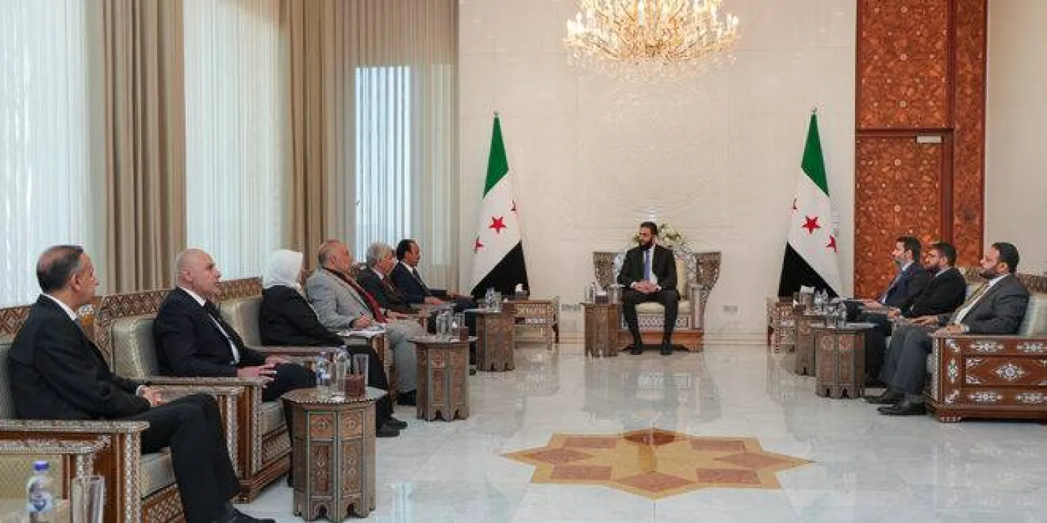 الشرع مجتمعاً مع أعضاء لجنة تقصي الحقائق مساء الخميس (سانا)