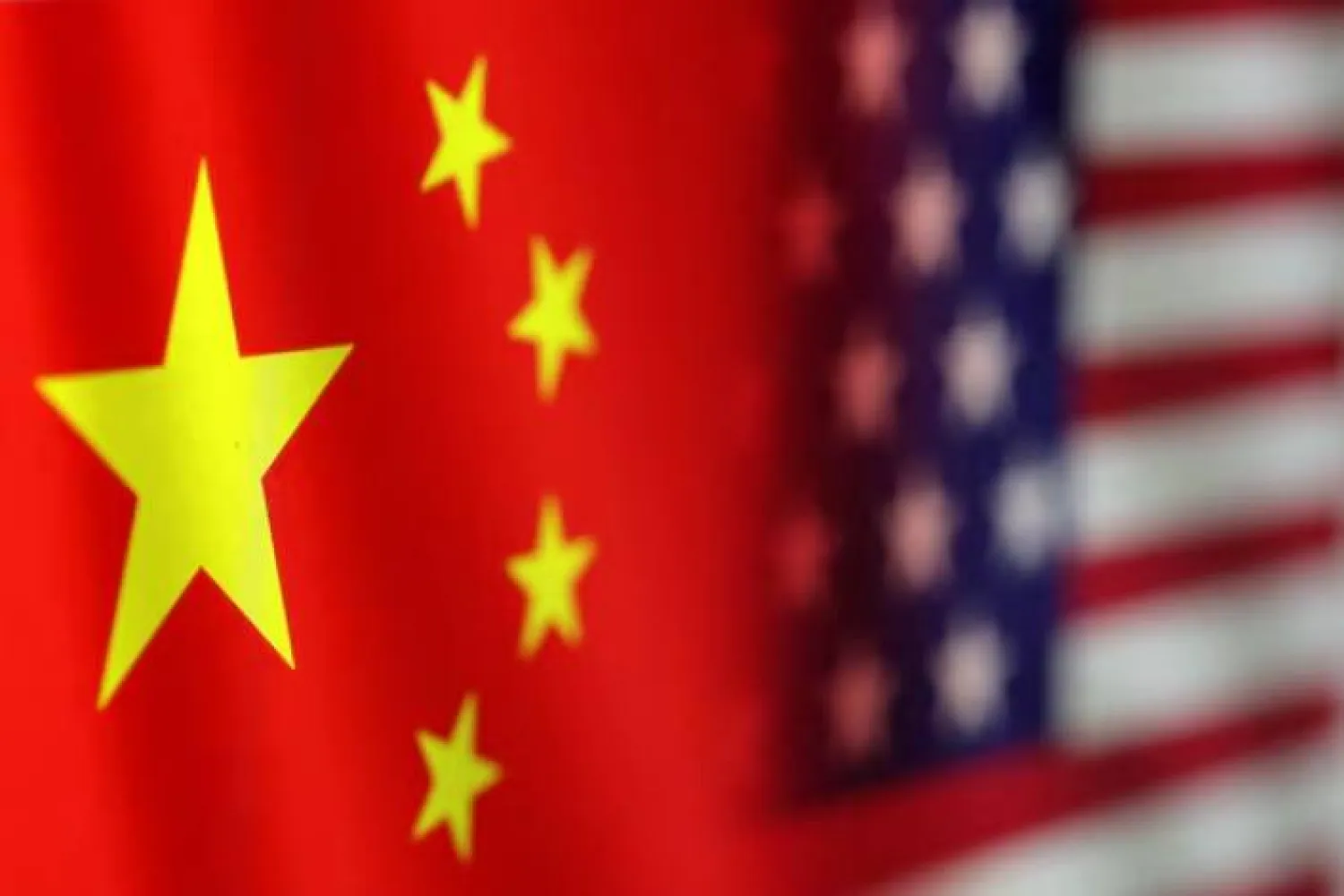 العلمان الأميركي والصيني في رسم توضيحي (رويترز)