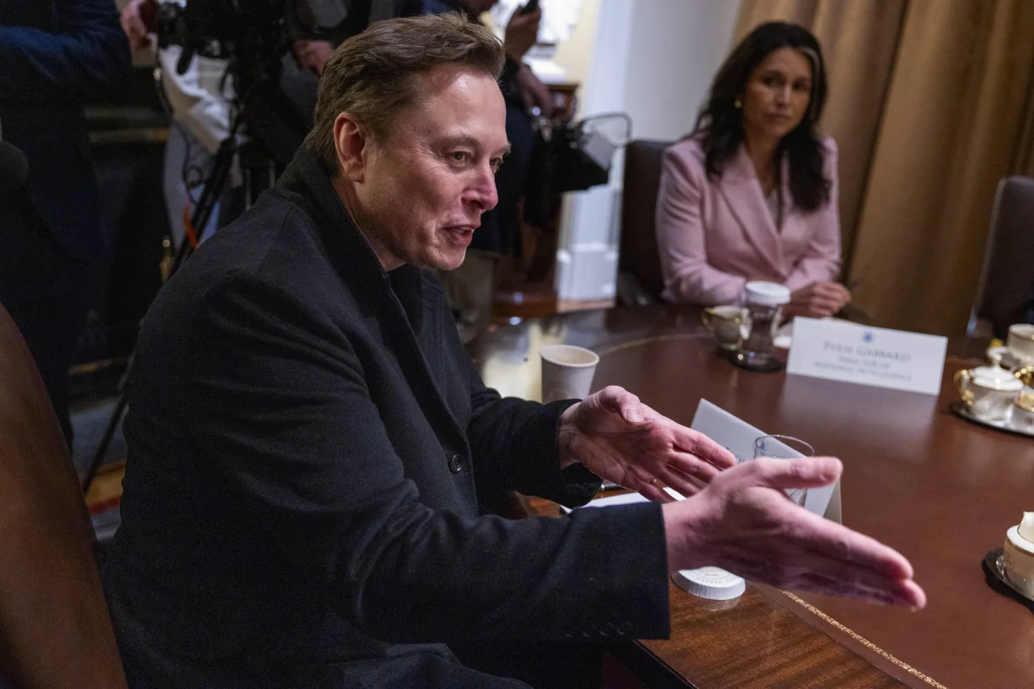 الملياردير الأميركي إيلون ماسك يتحدث خلال اجتماع في البيت الأبيض (إ.ب.أ)