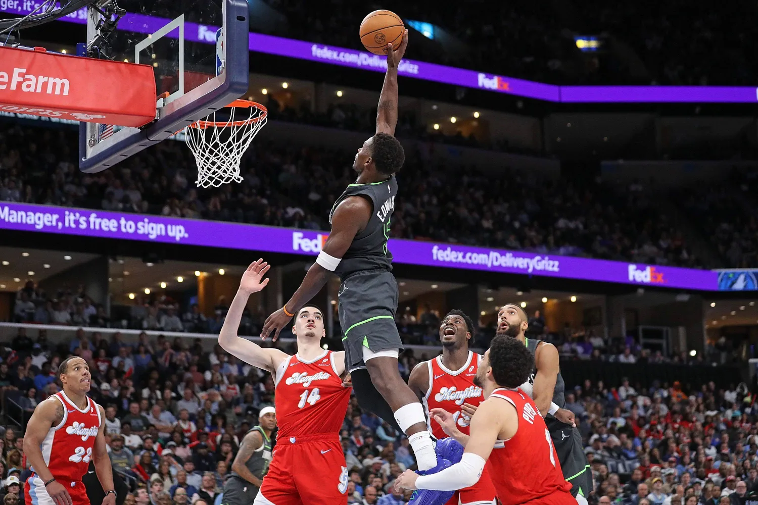 تألق أنتوني ادواردز في صفوف الفائز مسجلا 44 نقطة (أ.ف.ب)