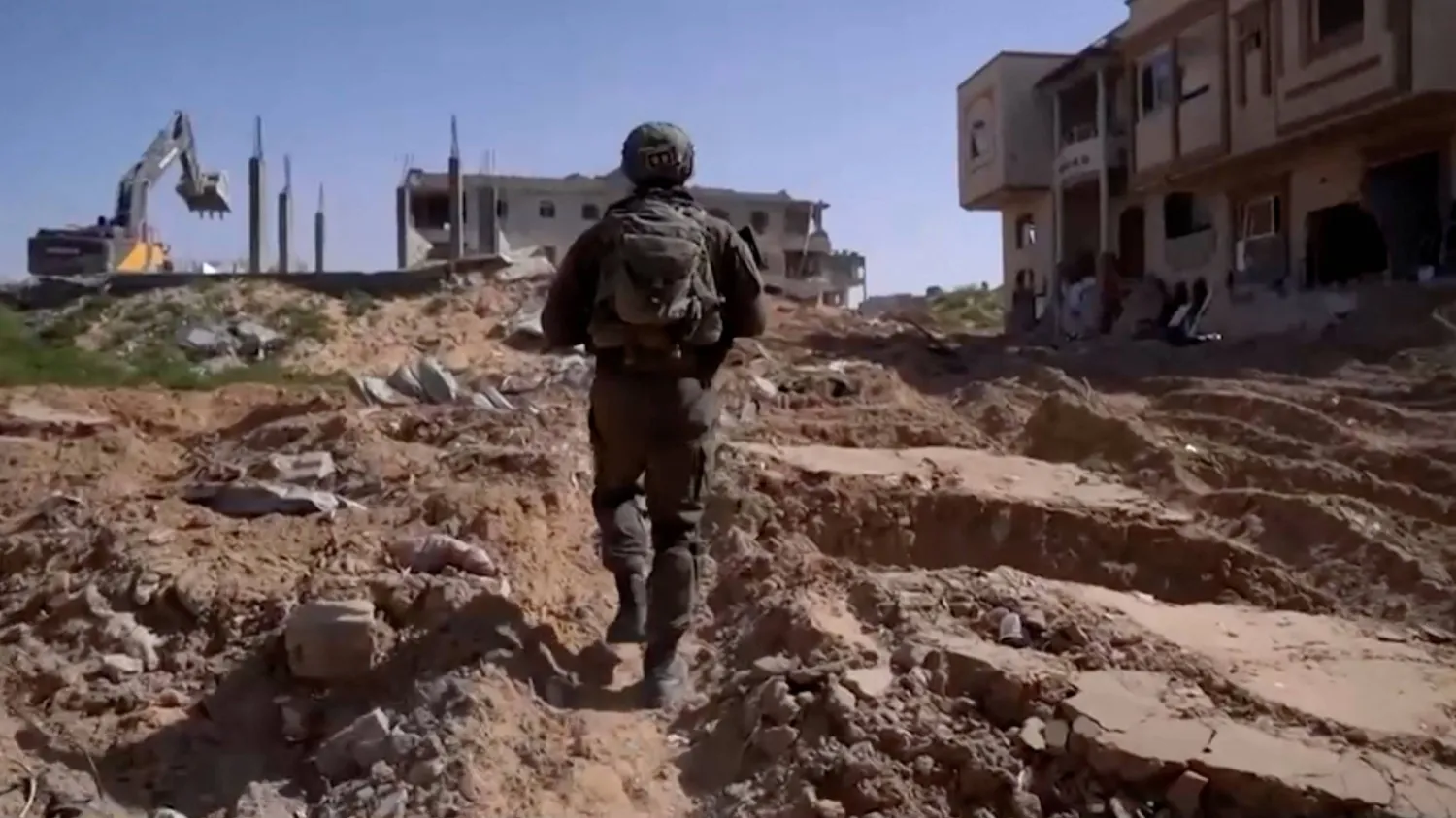 الجيش الإسرائيلي يوسِّع المنطقة العازلة بشكل كبير على طول الحدود مع قطاع غزة (رويترز)