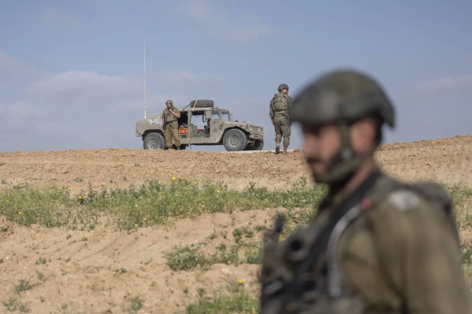 جنود إسرائيليون يظهرون على الحدود بين إسرائيل وغزة (د.ب.أ)