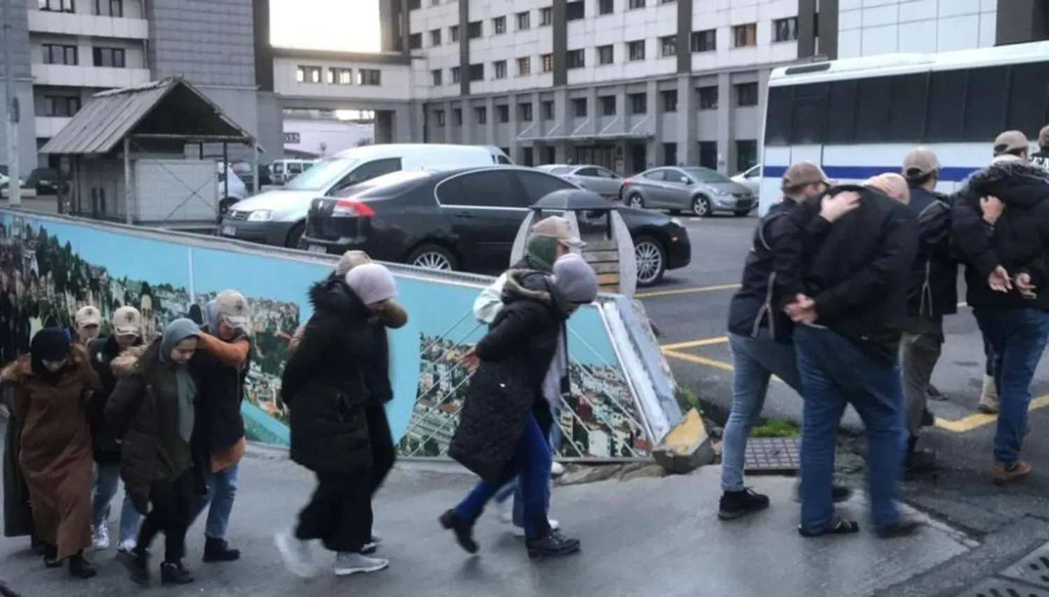 صورة لعدد من الموقوفين بشبهة أنهم عملاء لـ«الموساد» أثناء نقلهم إلى مديرية أمن إسطنبول الشهر الماضي