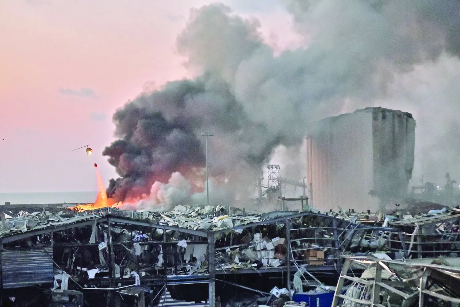 مروحية تسهم في إخماد حريق انفجار مرفأ بيروت خلال أغسطس 2020 (أرشيفية - أ.ف.ب)