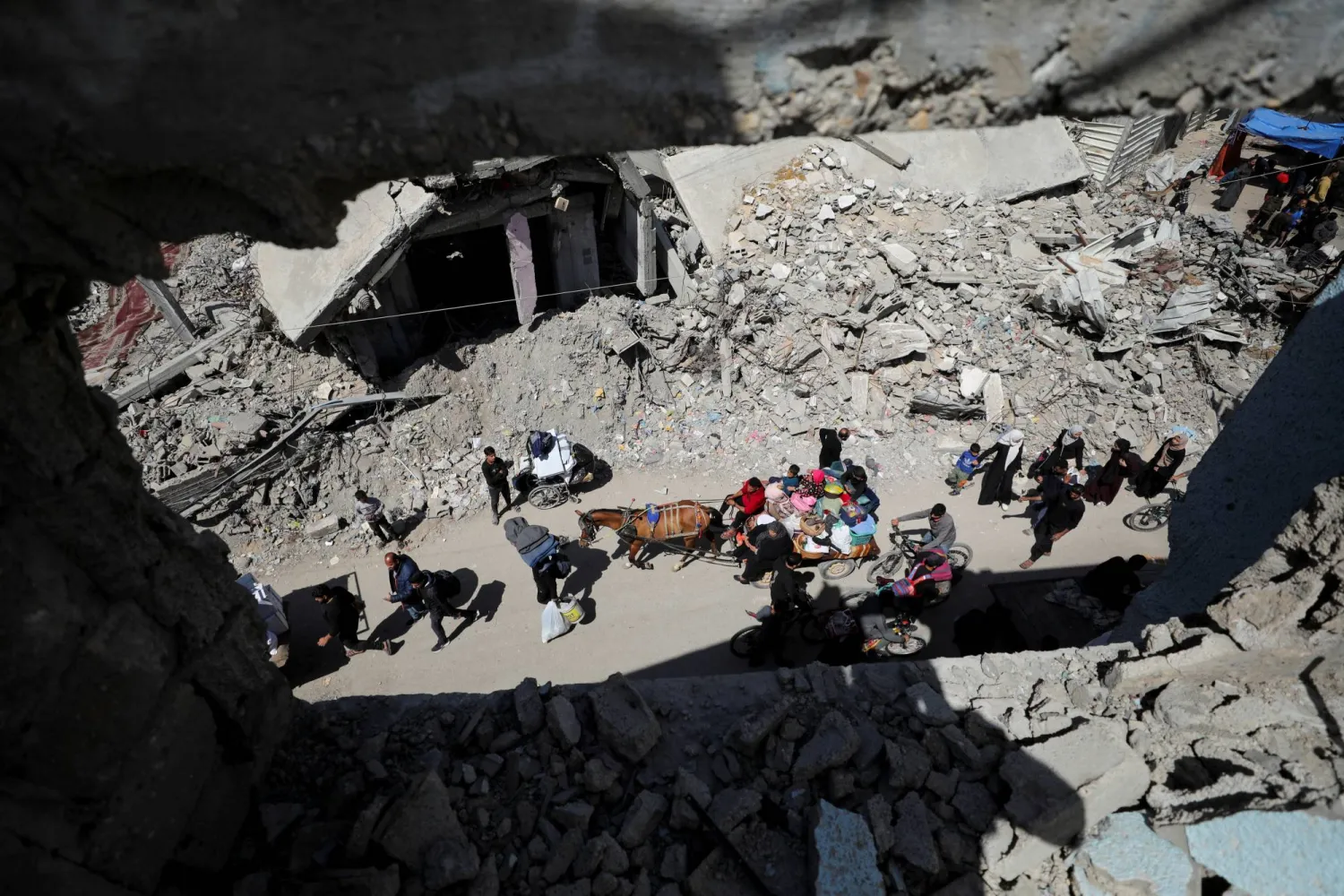 فلسطينيون ينزحون من شرق مدينة غزة الجمعة (رويترز)