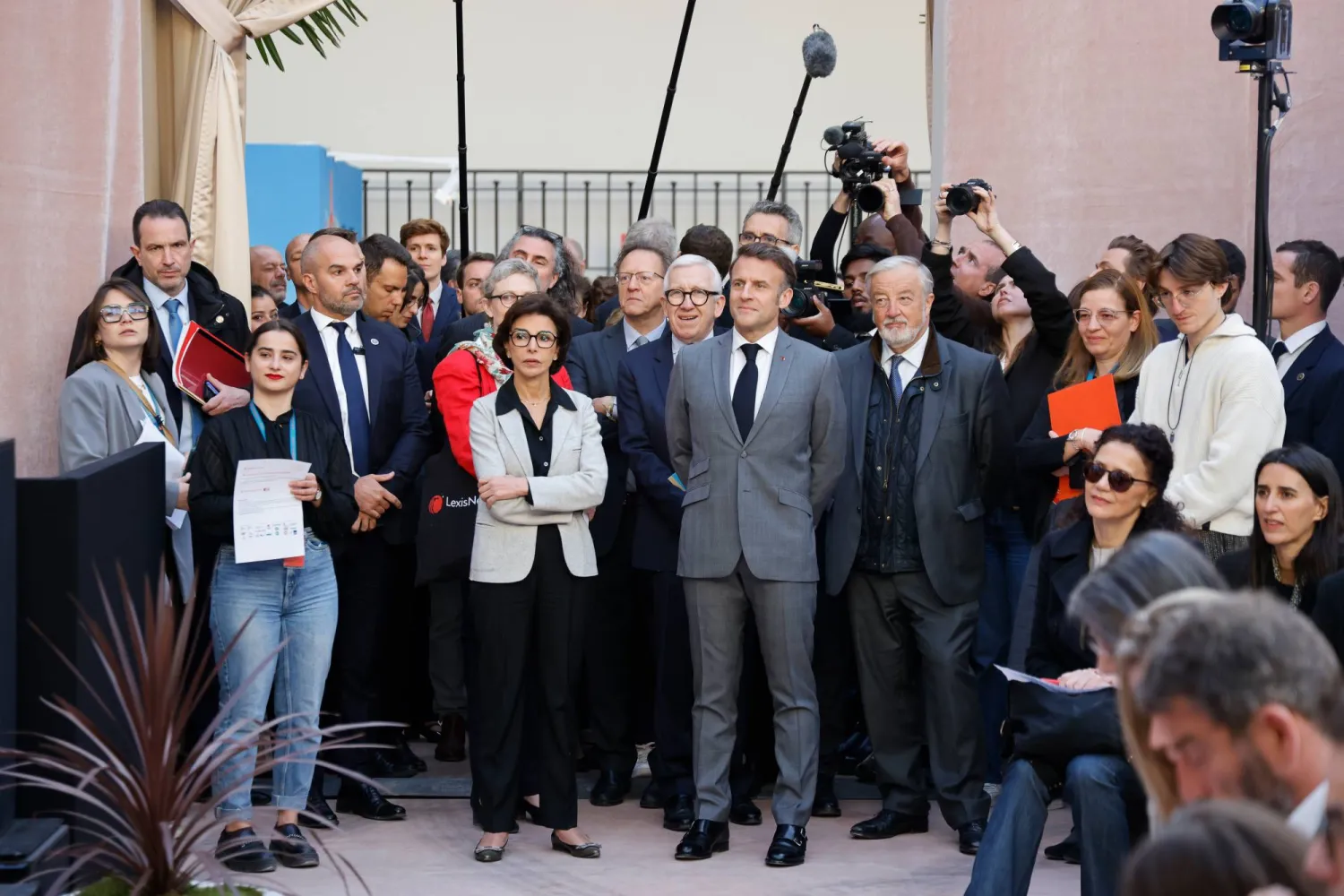 الرئيس ماكرون خلال زيارته جناح المغرب ضيف شرف مهرجان باريس للكتاب (إ.ب.أ)