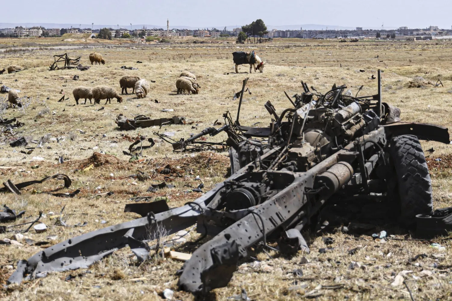 مركبة متضررة وسط حطام خلفته غارة إسرائيلية على قاعدة جوية عسكرية بالقرب من حماة وسط سوريا (أرشيفية - أ.ب)