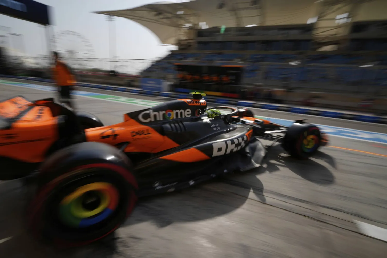 لاندو نوريس سائق مكلارين يتصدر التجارب الحرة بالبحرين (أ.ب)