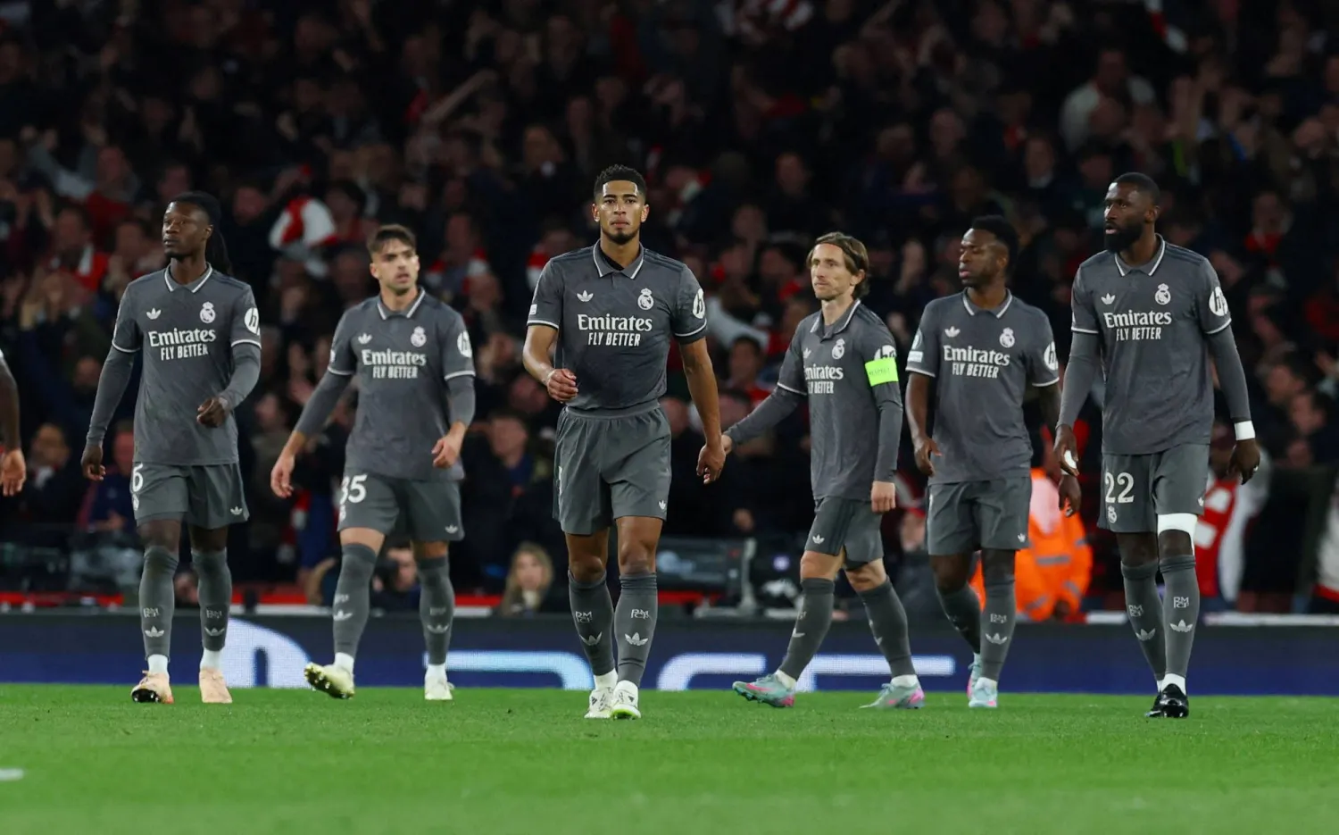 لاعبو ريال مدريد والخسارة الفادحة أمام آرسنال الإنجليزي في دوري أبطال أوروبا (رويترز)