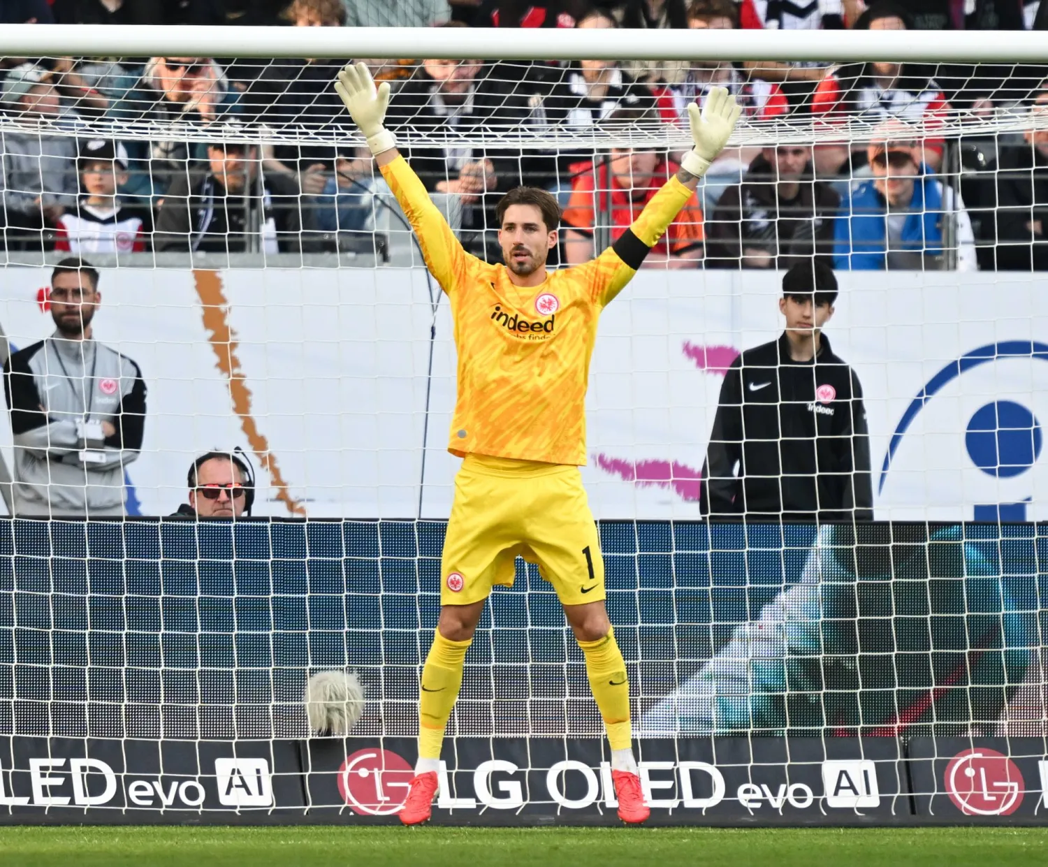 كيفن تراب حارس مرمى آينتراخت فرانكفورت (د.ب.أ)