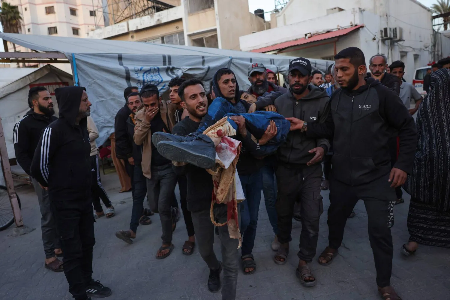 فلسطينيون ينقلون أحد ضحايا القصف الإسرائيلي على حي الشجاعية الى مستشفى المعمداني في مدينة غزة (أ.ف.ب)