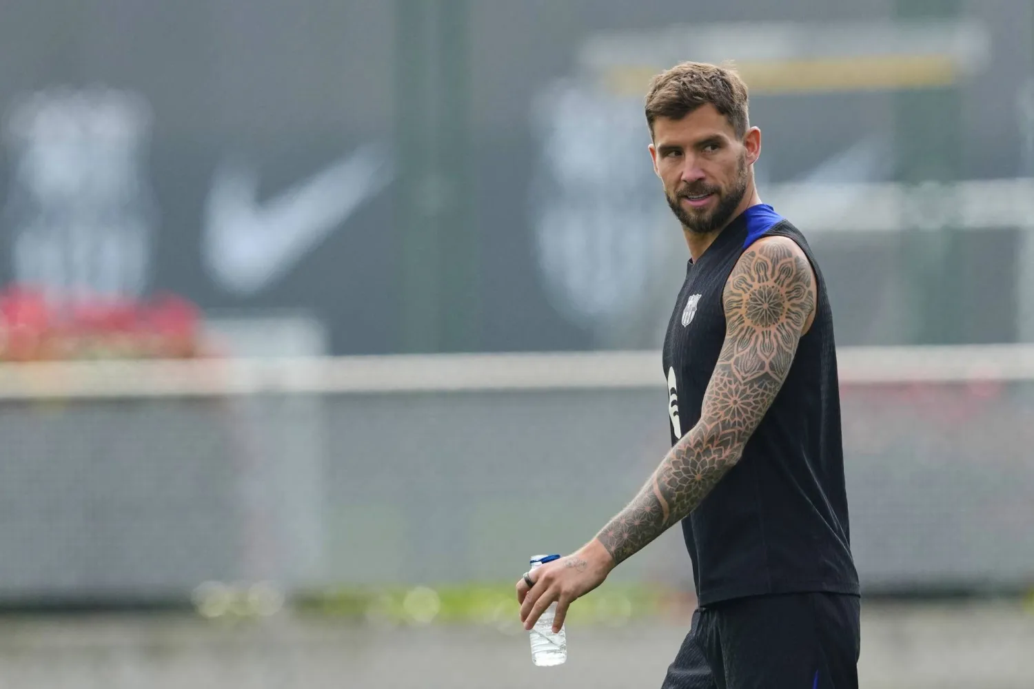 إنيغو مارتينيز مدافع برشلونة (إ.ب.أ)