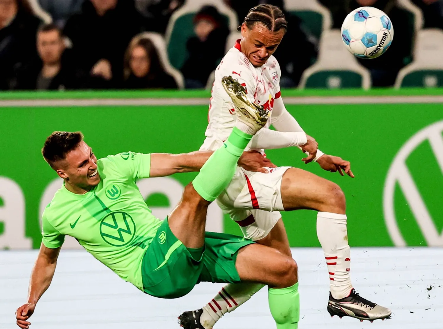 كيليان فيشر لاعب فولفسبورغ يعترض طريق سيمونز من لايبزيغ (إ.ب.أ)