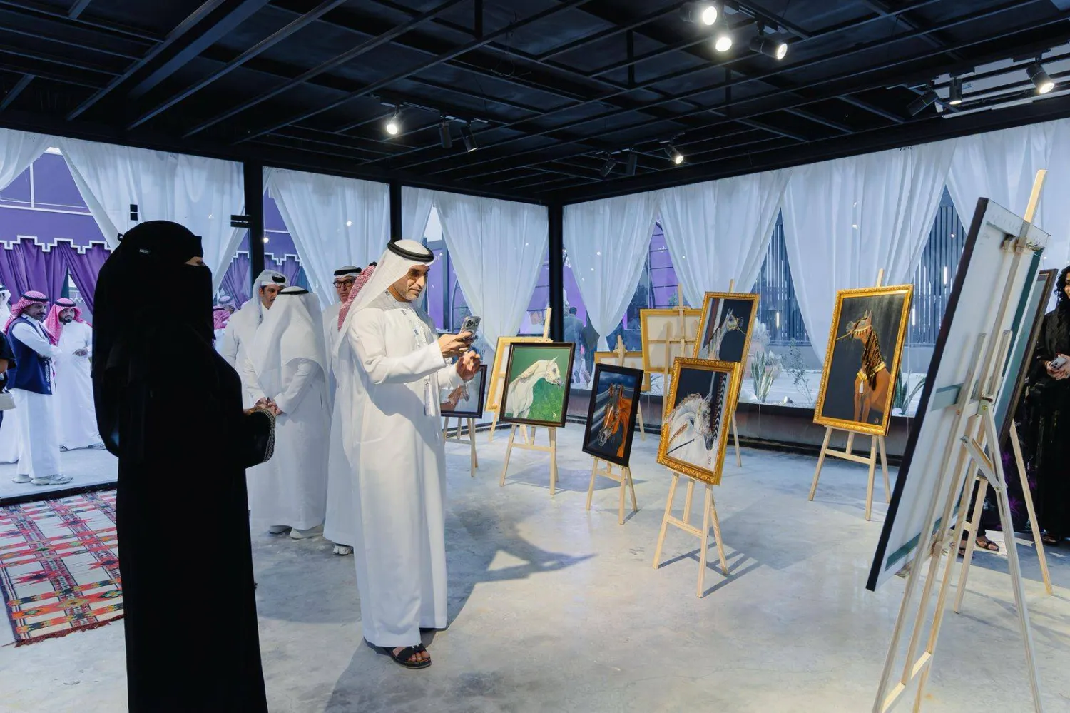 المعرض الفني اكتض بالزوار من جميع الجنسيات (الشرق الأوسط)
