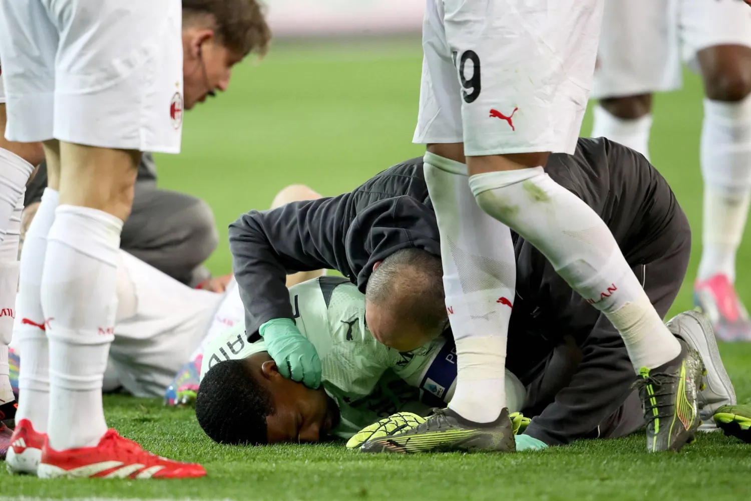 مينيان بعد اصطدامه مع زميله أليكس خيمينيز في الشوط الثاني من المباراة (إ.ب.أ)