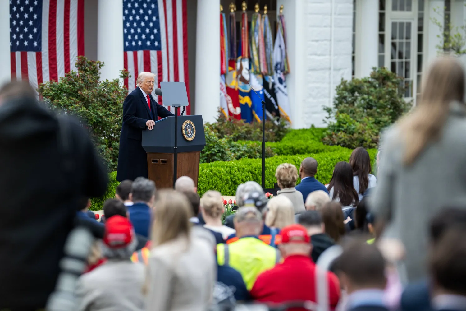 ترمب خلال المؤتمر الصحافي الذي أعلن فيه عن رسوم جمركية على كافة الدول (البيت الأبيض)