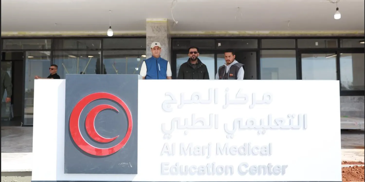 بالقاسم حفتر وأسامة حماد خلف لافتة «مركز المرج» وذلك خلال مباشرة عمليات الإعمار بالمدينة (حكومة الاستقرار)