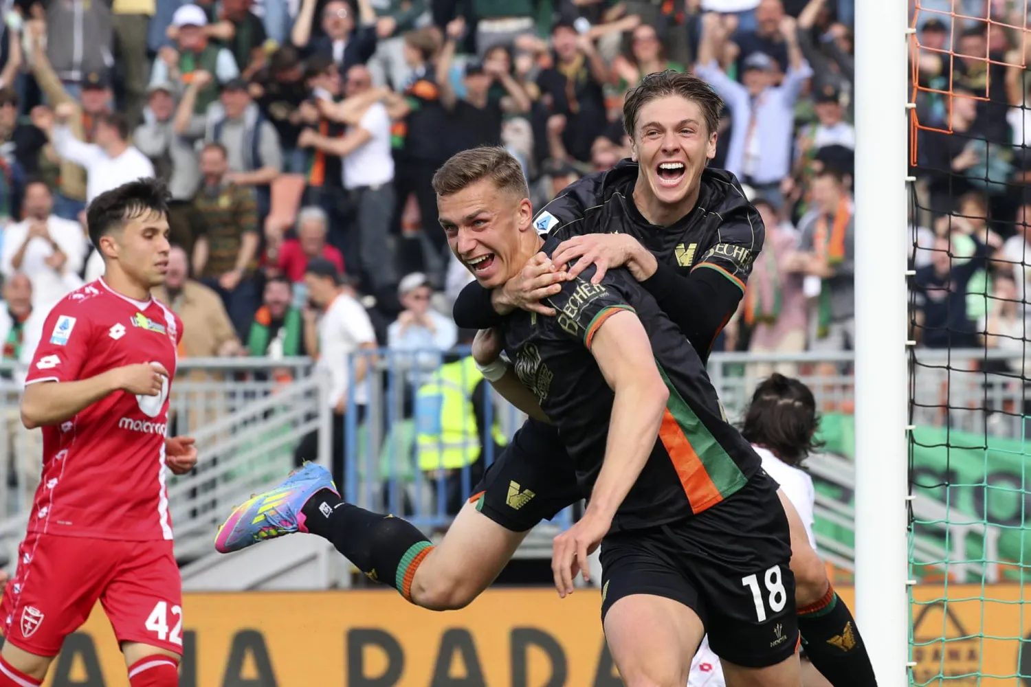 فرحة لاعبي فينيسيا بهدف الفوز على مونزا (د.ب.أ)