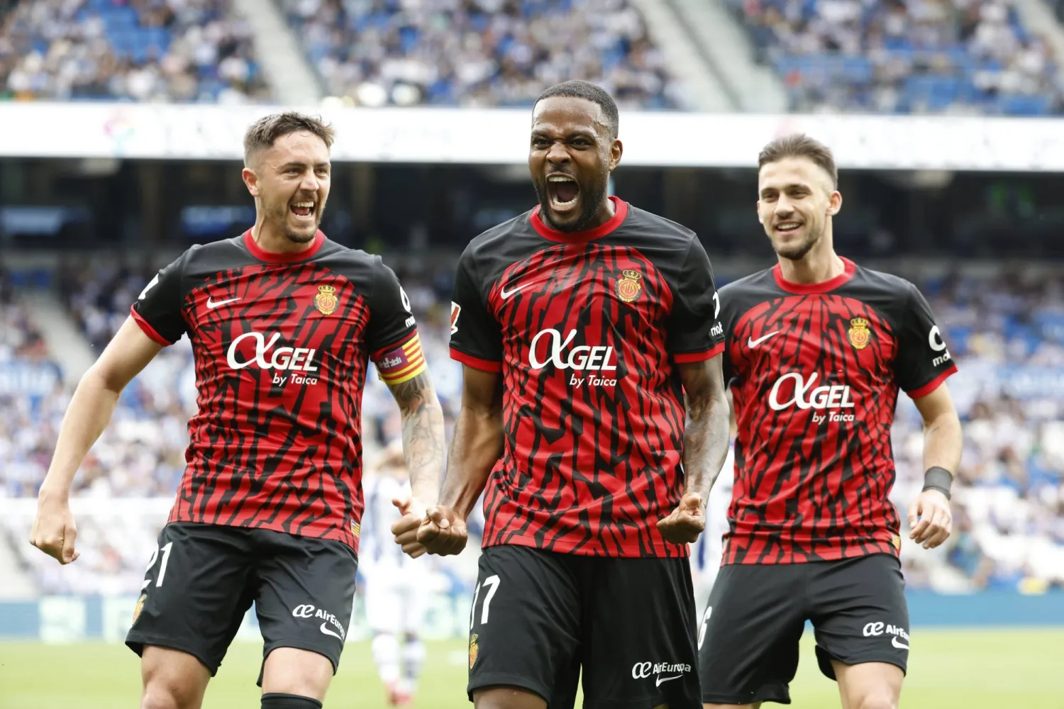 فرحة لاعبي مايوركا بالفوز الثمين على سوسييداد بملعبه (إ.ب.أ)