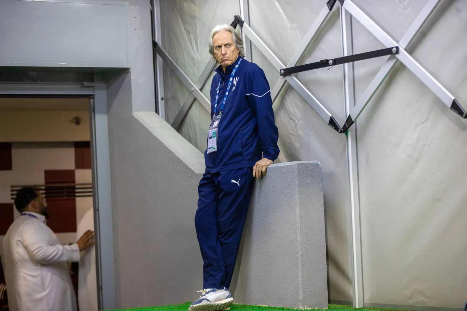 خيسوس بين أنباء رحيله إلى البرازيل ونفيه المتتالي (تصوير: عيسى الدبيسي)