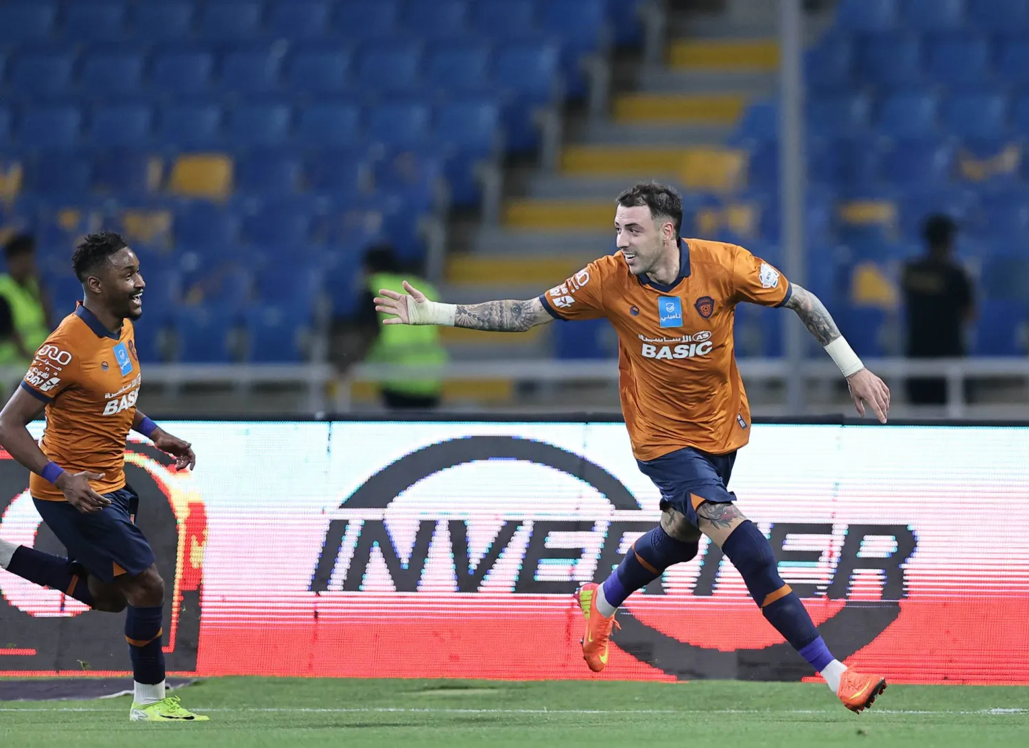 احتفالية لوبيز بهدفه الأول في شباك القادسية (تصوير: سعد العنزي)