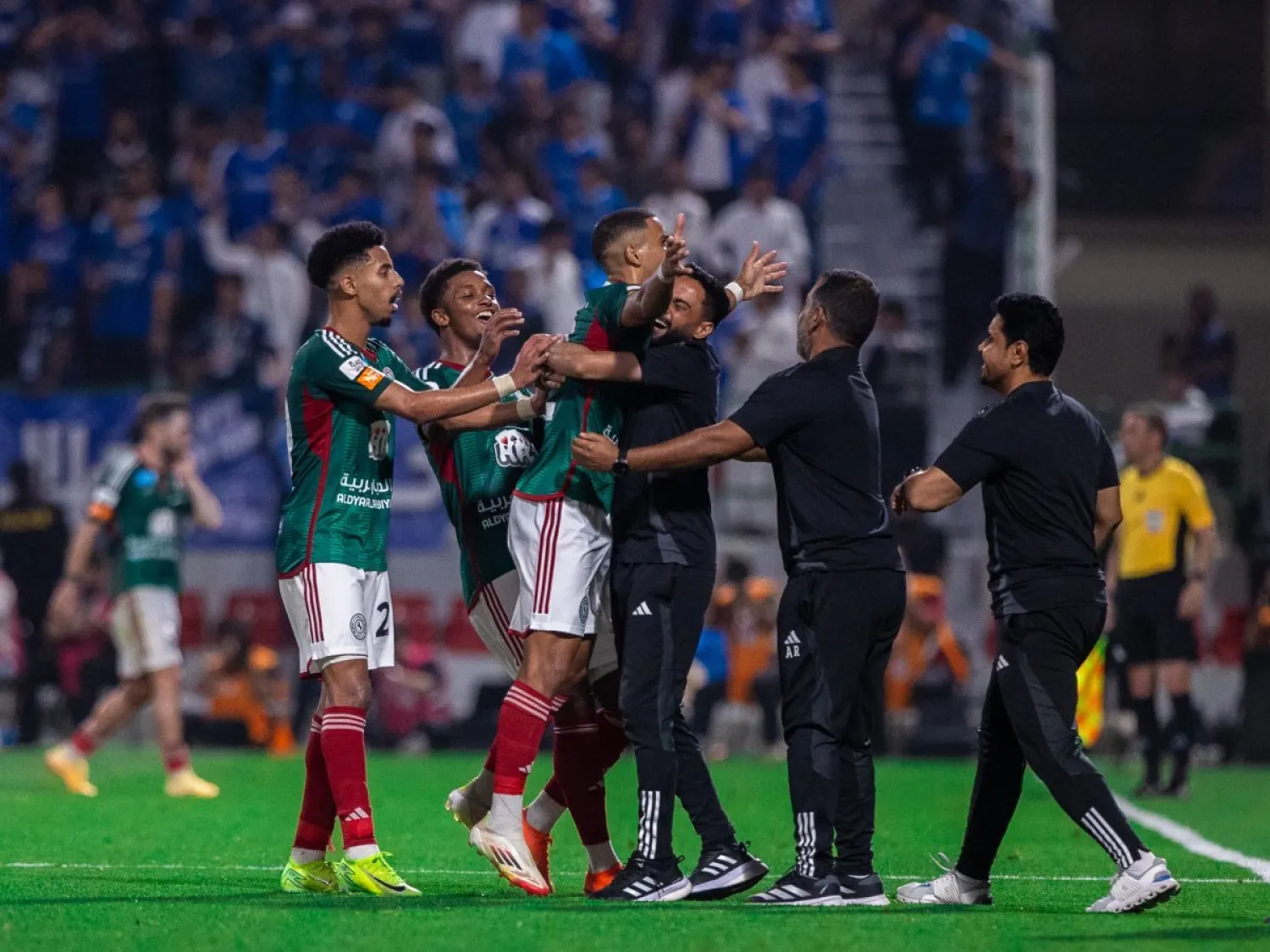 لاعبو الاتفاق يحتفلون بهدفهم في شباك الهلال (تصوير: عيسى الدبيسي)