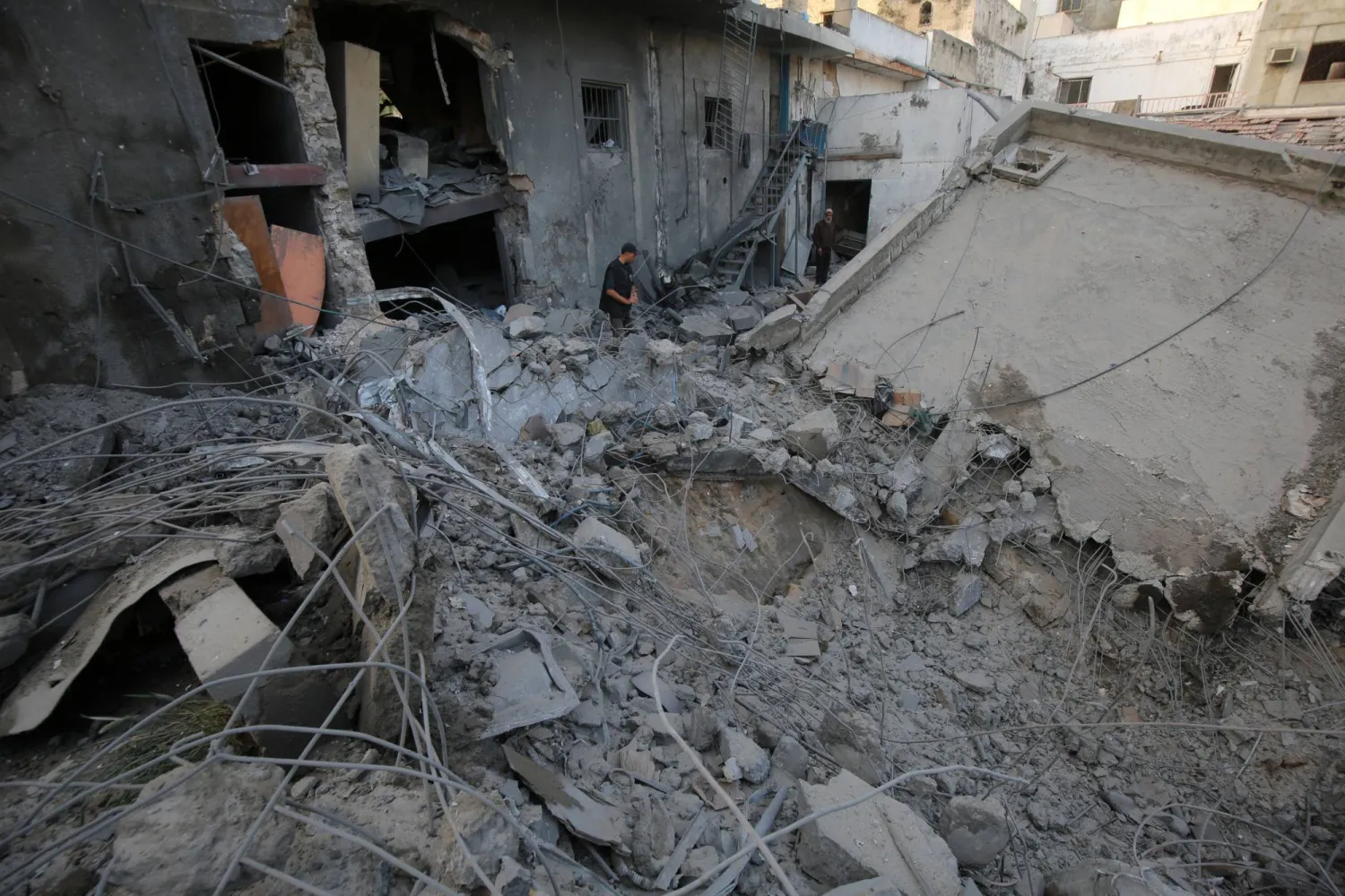 أشخاص يتفقدون الدمار الذي خلفته غارة إسرائيلية على مستشفى الأهلي المعروف أيضاً باسم المستشفى المعمداني (إ.ب.أ)