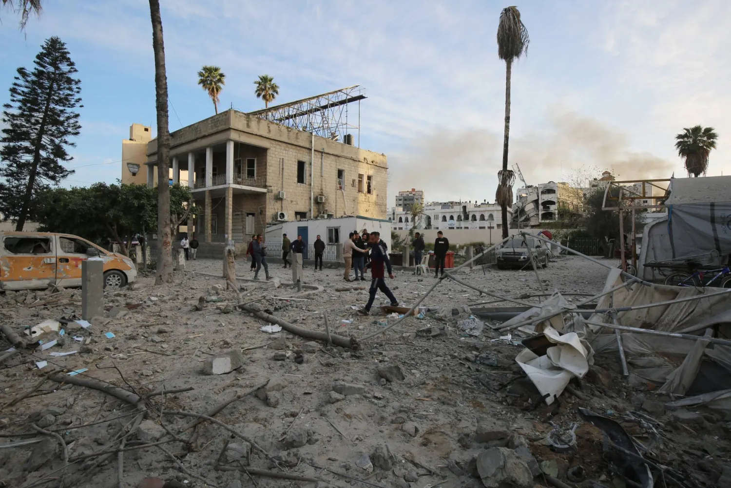 الغارة الجوية قصفت مبنى داخل حرم المستشفى وتم تدميره بالكامل (د.ب.أ)