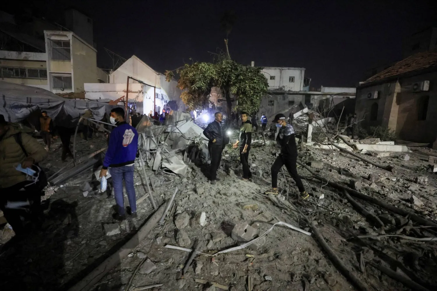 الدفاع المدني في غزة قال إن الغارة الإسرائيلية على المستشفى الواقع في شمال القطاع دمَّرت أحد مبانيه بشكل شبه كلي فجر اليوم (رويترز)