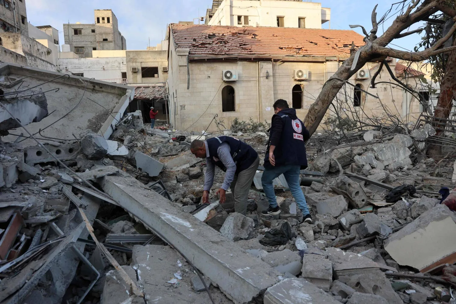 المستشفى الأهلي كان الوحيد الذي يعمل في مدينة غزة وفيه الجهاز الوحيد لتصوير الأشعة (أ.ف.ب)