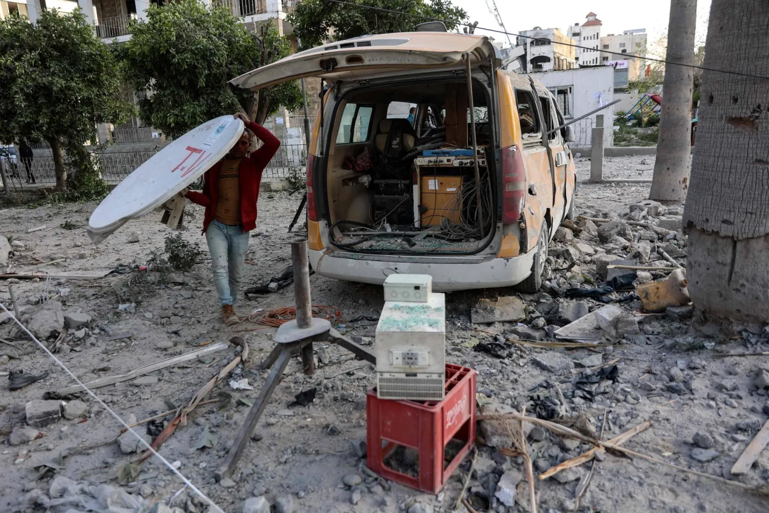 دمار في محيط المستشفى المعمداني بغزة في أعقاب الغارة الإسرائيلية (أ.ف.ب)