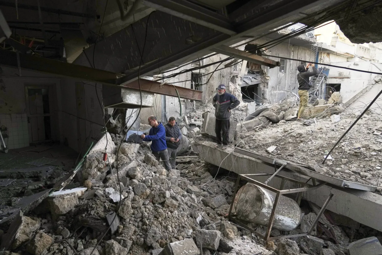 مسعفون قالوا إن صاروخين إسرائيليَّين أصابا مبنى داخل مستشفى المعمداني في قطاع غزة (أ.ب)