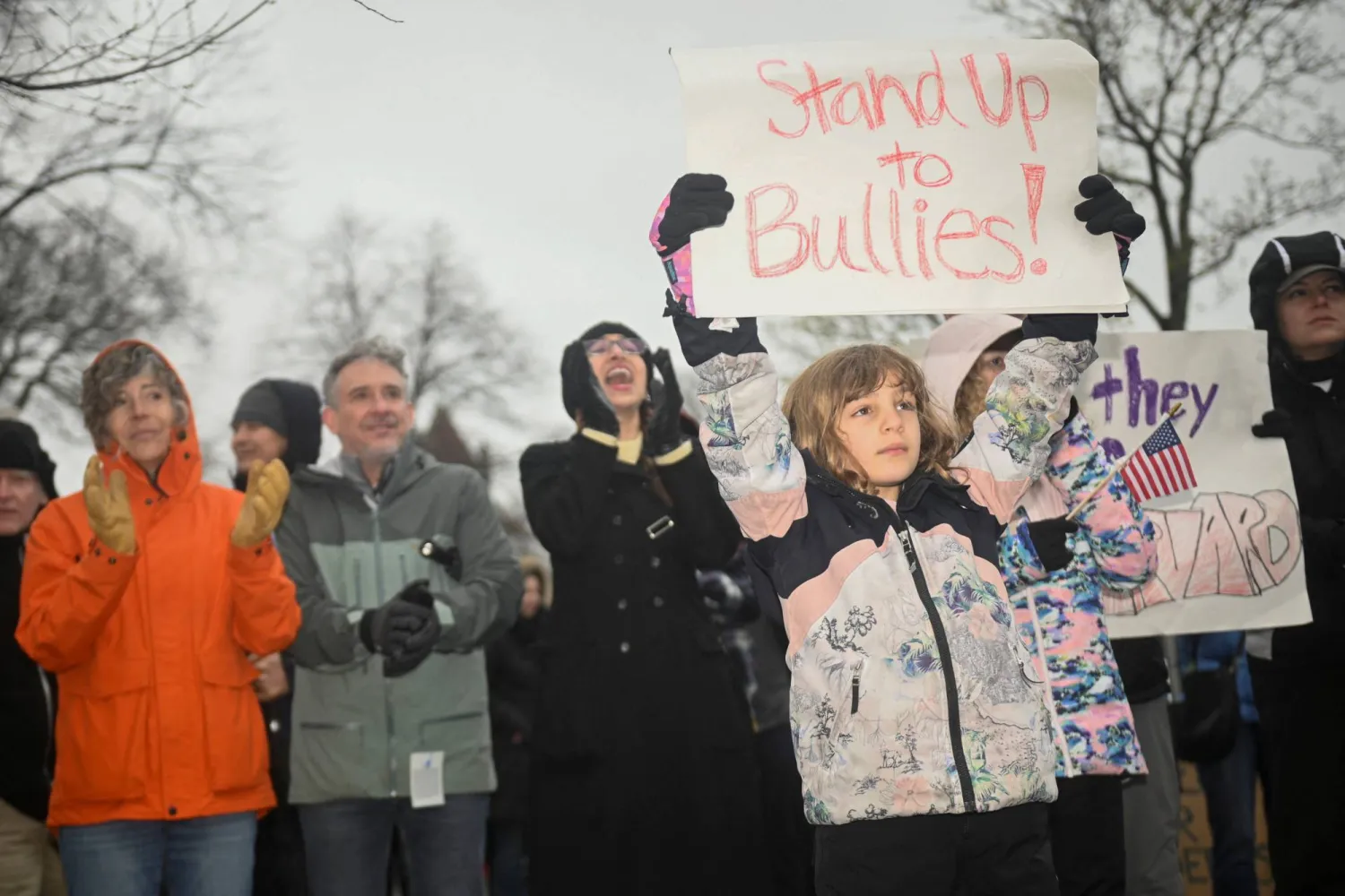 متظاهرون يجتمعون في «كامبريدج كومون» لمطالبة قيادة «هارفارد» بمقاومة تدخل الحكومة الفيدرالية في الجامعة (رويترز)