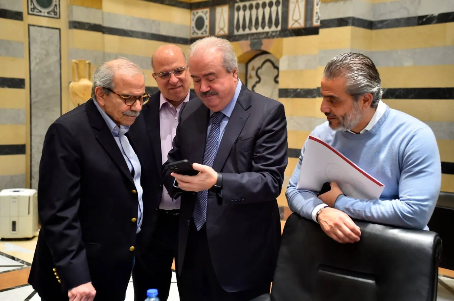 وزير المال ياسين جابر يطلع رئيس الحكومة اللبنانية نواف سلام على معلومات على هامش جلسة مجلس الوزراء (رئاسة الحكومة)