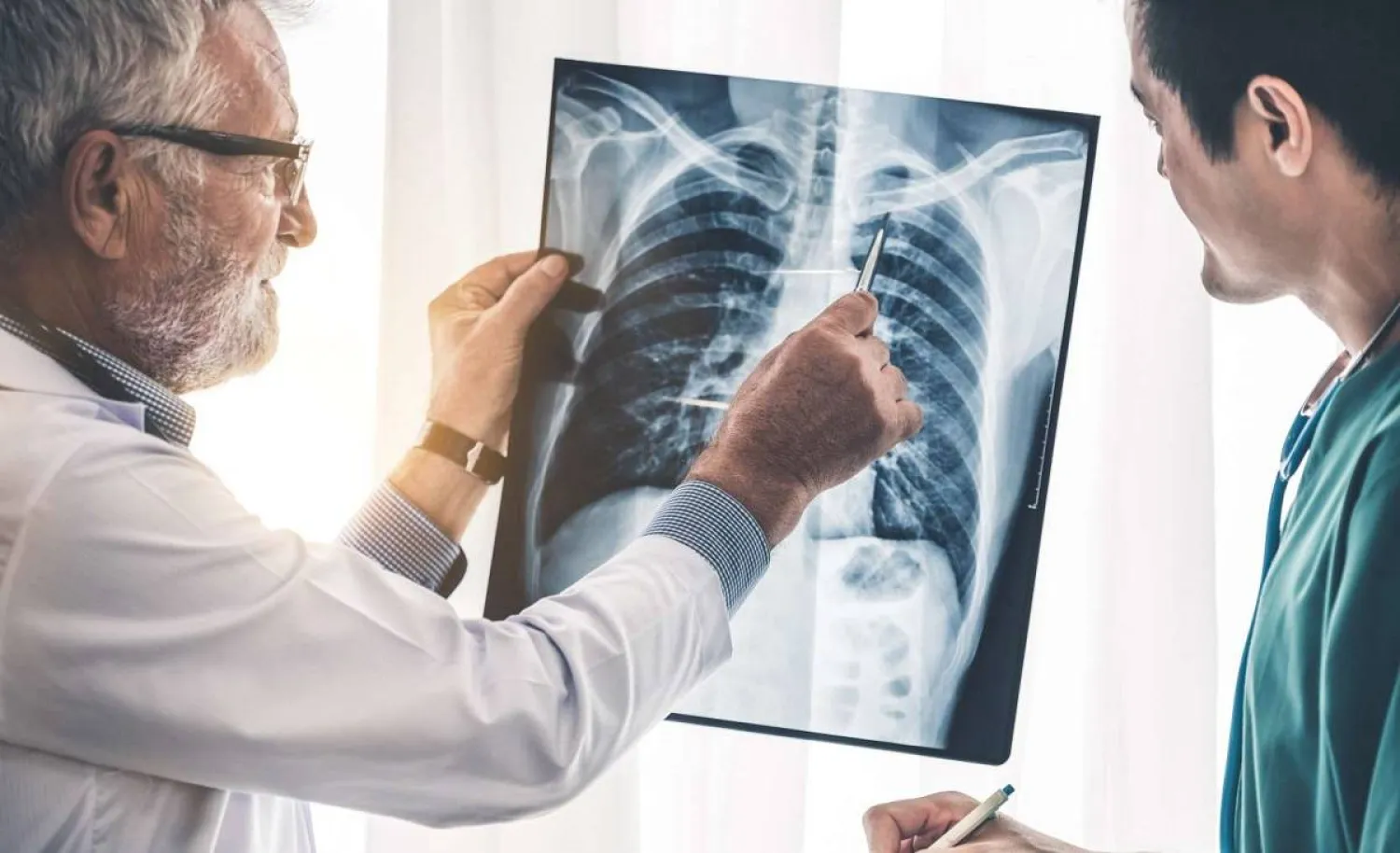 أطباء يفحصون حالة سرطان الرئة (أرشيفية- جامعة فلوريدا)