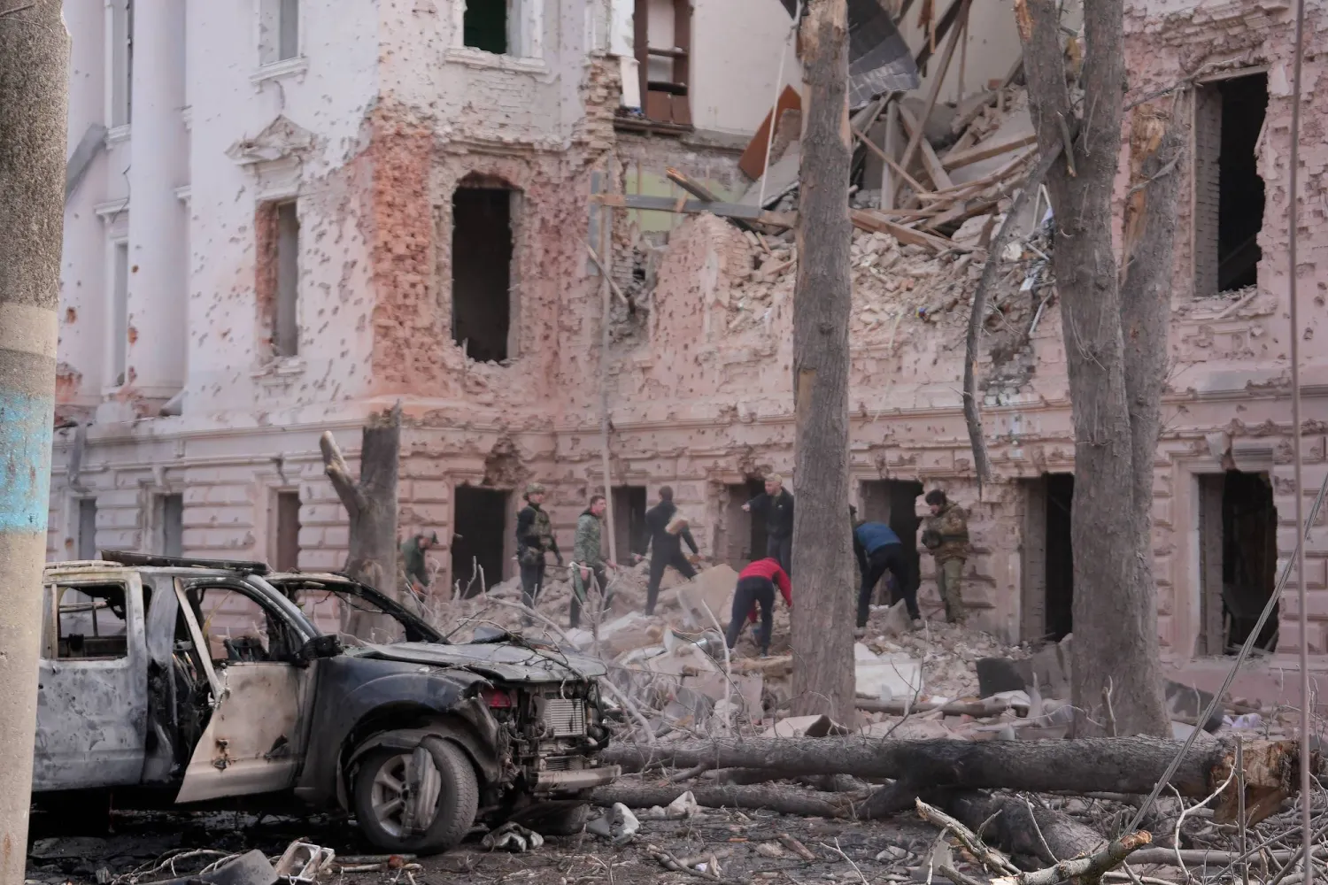 جانب من الدمار جراء الهجوم الروسي على مدينة سومي الأوكرانية اليوم (أ.ف.ب)