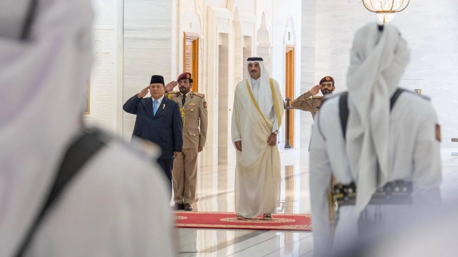 الشيخ تميم بن حمد آل ثاني أمير قطر لدى استقباله اليوم الأحد الرئيس الإندونيسي برابوو سوبيانتو حيث أجريا محادثات وُصفت بأنها بناءة (قنا)