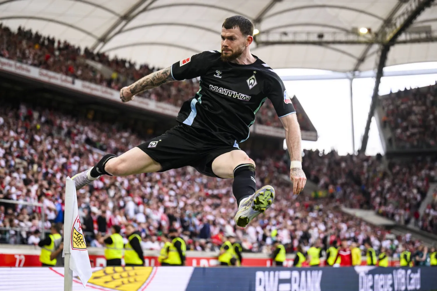 الأسكوتلندي أوليفر بوركي يحتفل بهدفه الثاني في شتوتغارت (أ.ب)