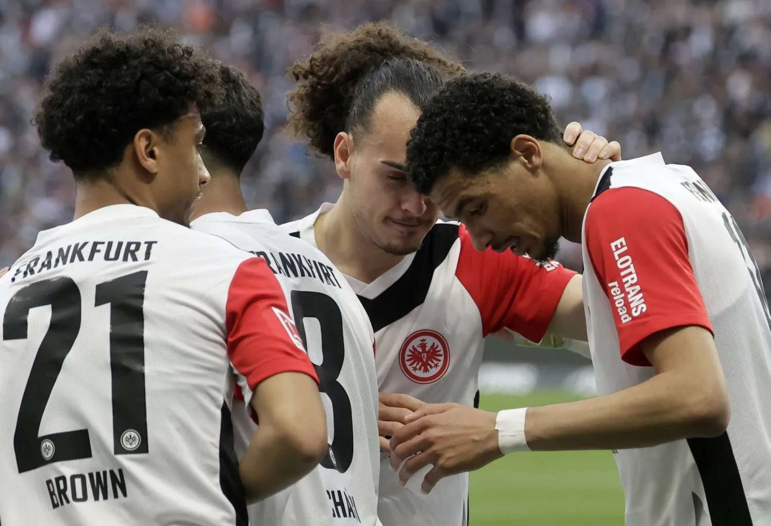 فرحة لاعبي آينتراخت فرانكفورت بالفوز الكبير على هايدنهايم (إ.ب.أ) 
