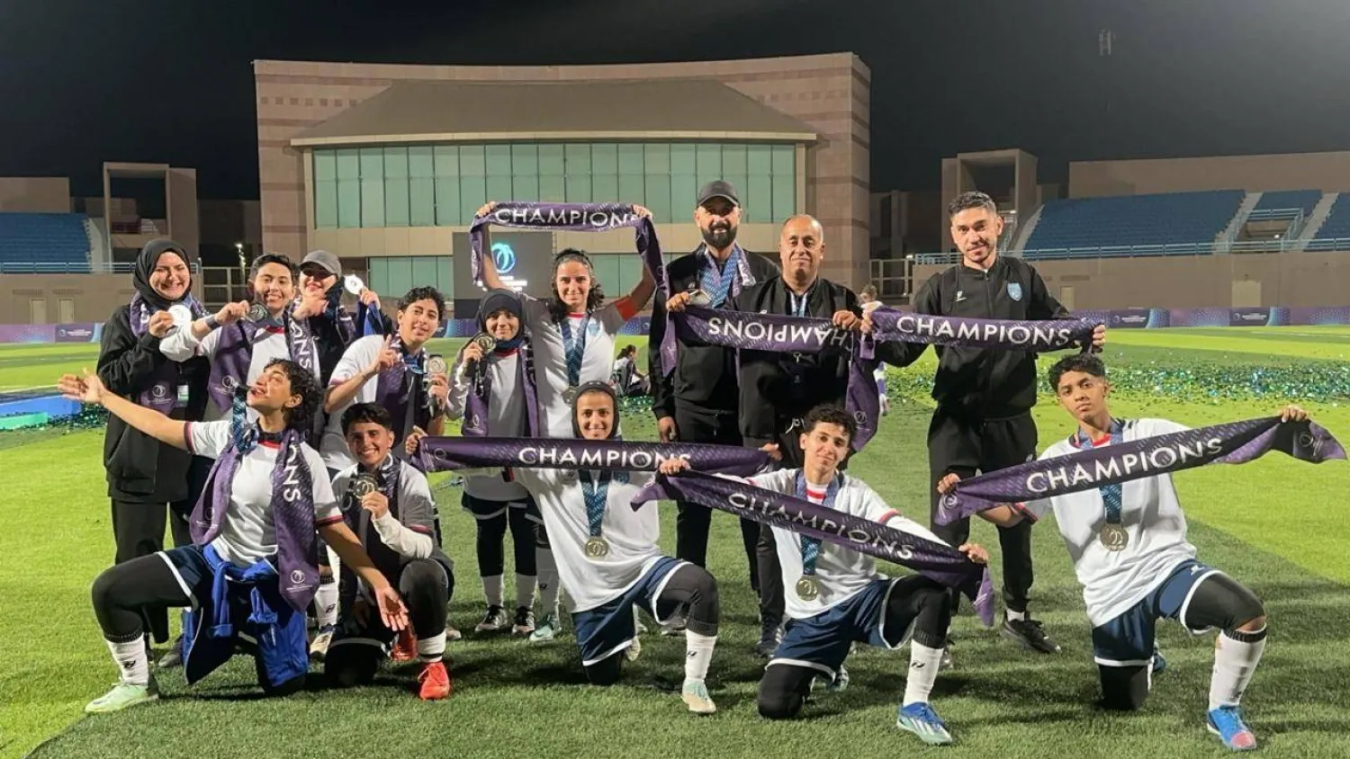 لاعبات الفريق ولحظة احتفالية بالصعود (الشرق الأوسط)