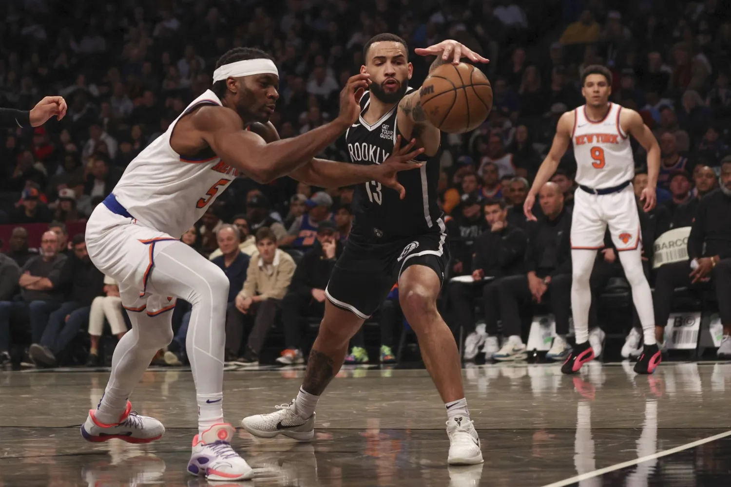 نيويورك نيكس هزم بروكلين نتس في ختام الموسم المنتظم (أ.ب)