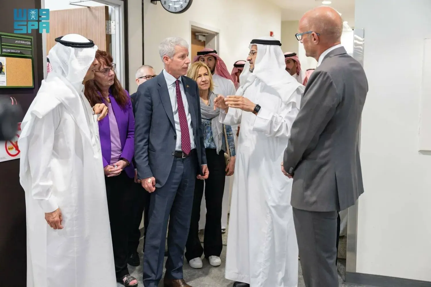 رايت وإلى جانبه عبد العزيز بن سلمان يستمع إلى شرح من رئيس جامعة الملك فهد للبترول والمعادن (واس)