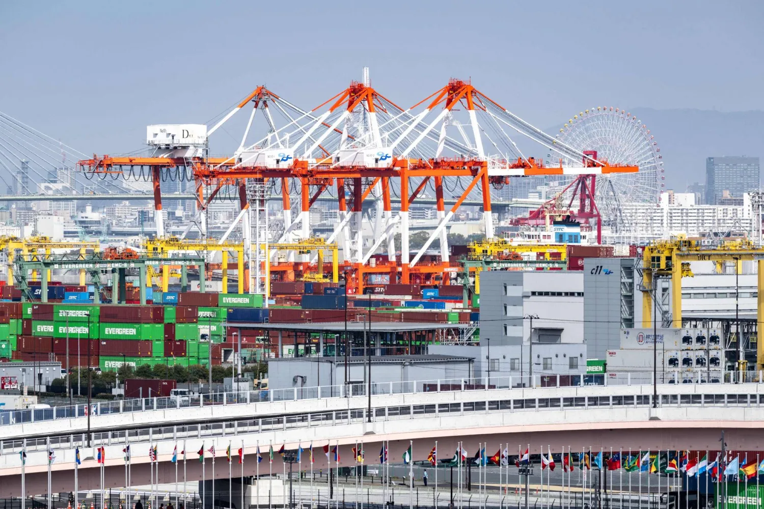 منظر عام لميناء أوساكا الياباني (أ.ف.ب)