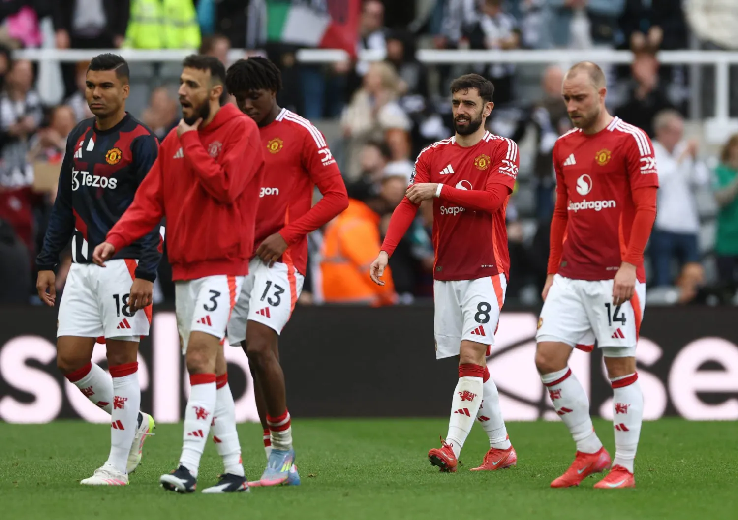 هزيمة ثقيلة لمان يونايتد في نيوكاسل تلقي بظلالها على موسم الفريق (رويترز)